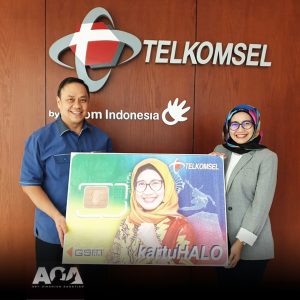 Ary Ginanjar Bersama Presiden Direktur Telkomsel Ibu Emma