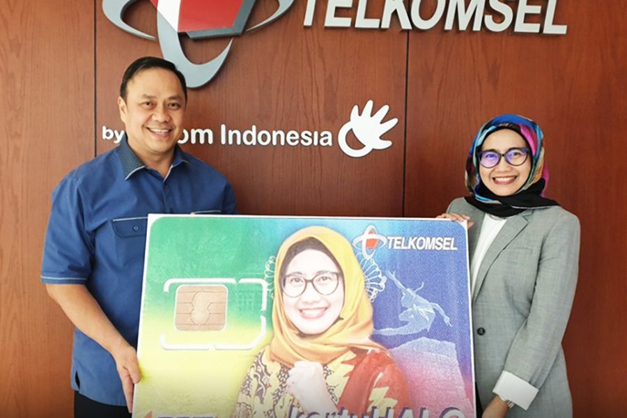 Ary Ginanjar Bersama Presiden Direktur Telkomsel Ibu Emma
