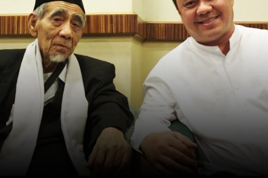Foto-kenangan-Ary-Ginanjar-Agustian-di-Mekah-bersama-Kyai-Maimun-Zubair-Mbah-Moen
